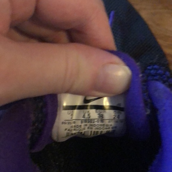 Nike tennis shoes dark purple - Picture 3 of 5